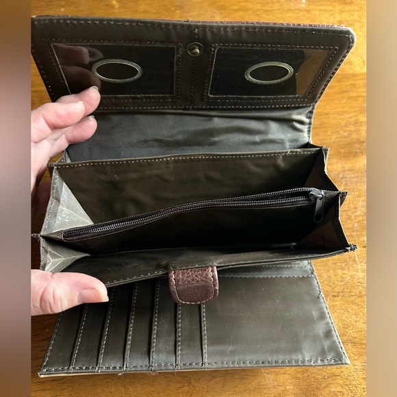 b.ø.c Cøncept Large tri-fold wallet GUC - Picture 5 of 11